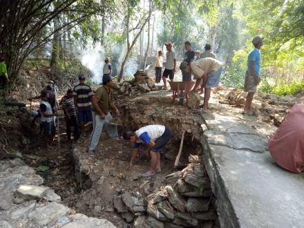 Warga Kalisoko mempersiapkan lokasi pekerjaan jembatan