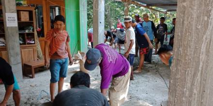 Gotong royong cor dak Masjid Nurul Iman Polaman