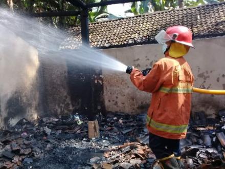 Bermain kembang api, 1 rumah ludes terbakar