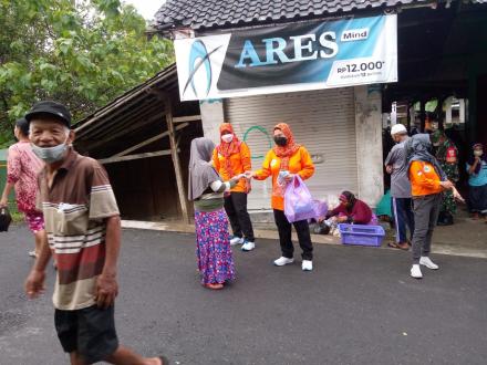 Pembagian Masker FPRB Kalurahan Triwidadi di Pasar Sudimoro