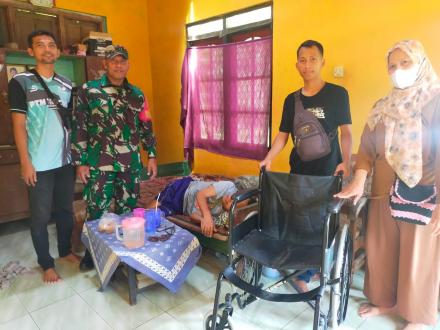 Bantuan Kursi Roda Bagi Penyandang Disabilitas Triwidadi