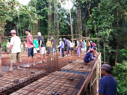 Gotong Royong Pembangunan Pondok di Kayuhan Kulon