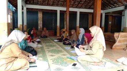 Kader Posyandu Kalurahan Triwidadi melaksanakan kegiatan pembagian vitamin