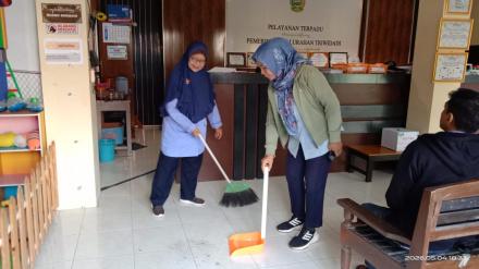 Kerja Bakti Bersih Lingkungan, Wujud Kepedulian Perangkat Kalurahan Triwidadi