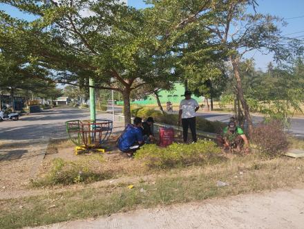 Pamong dan Dukuh Se-Triwidadi Laksanakan Kerja Bakti di Alun-Alun Triwidadi