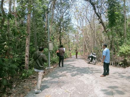 Cek lokasi pembangunan talud dan pengaspalan jalan Sudimoro-guwo